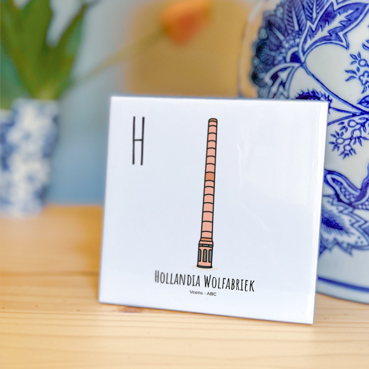 Hollandia Wolfabriek - ABC tegeltje Veenendaal - Keramiek met Handgetekende Illustratie - Wanddecoratie - Woondecoratie - Relatiegeschenk - Souvenir - 10,8 x 10,8 cm