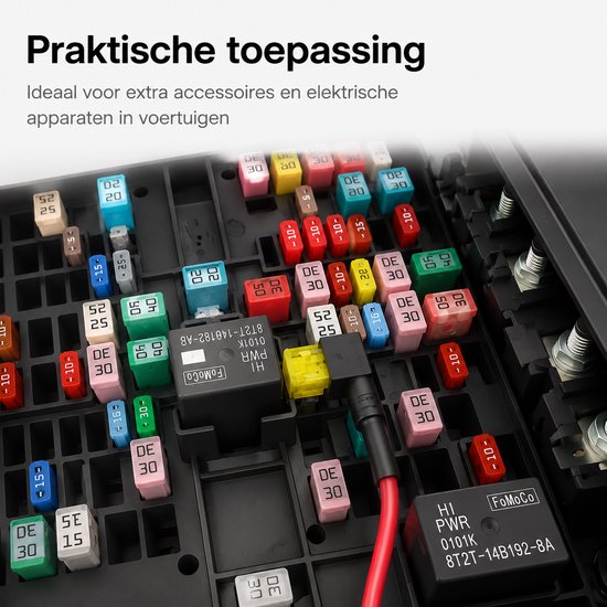 Zekeringaftakker met rode kabel geplaatst in een auto zekeringkast naast andere zekeringen.