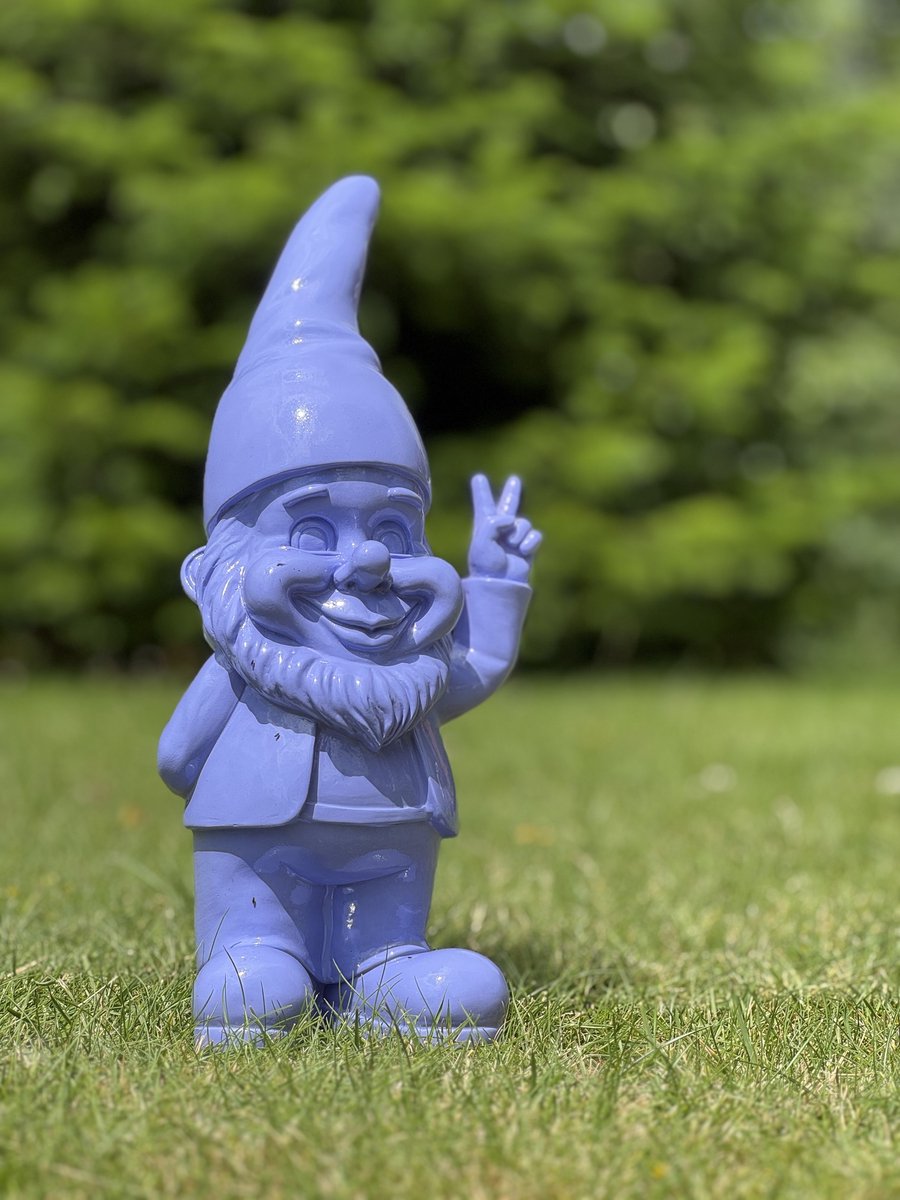 Kabouter paars 37cm hoog - Victory - dierenbeeld - polyester - fleurig- gnome - lente - zomer - decoratie - interieurdecoratie - tuindecoratie - cadeau - geschenk - voor haar - Moederdag - Vaderdag - Verjaardag - Nieuwjaar - Kerst - Pasen