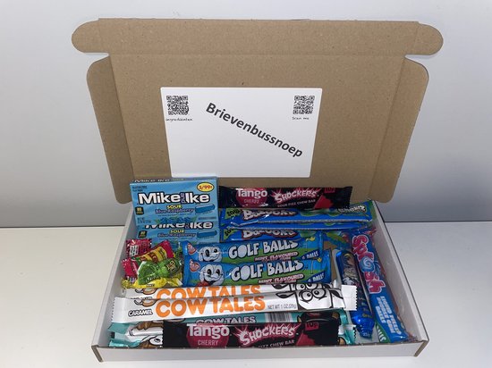 Doos met verschillende Amerikaanse snoepjes zoals Mike & Ike, Tango Shockers en Golf Balls.