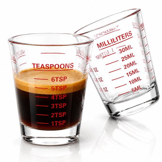 Twee glazen maatbekers, één gevuld met espresso tot 4 theelepels, de ander met rode ml-schaalverdeling.