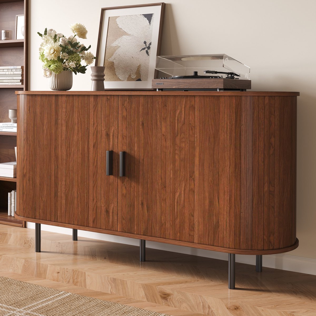 Pugsdrly Sideboard met afgeronde uiteinden, verticale groefpatronen, 2 schuifdeuren, zwarte handgrepen, zwarte metalen poten, 4 binnenvakken, open vakken aan de zijkant