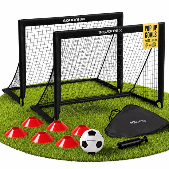 Deux buts de football pop-up noirs avec filets, cônes rouges, un ballon de football, une pompe et un sac de transport sur de l'herbe verte.
