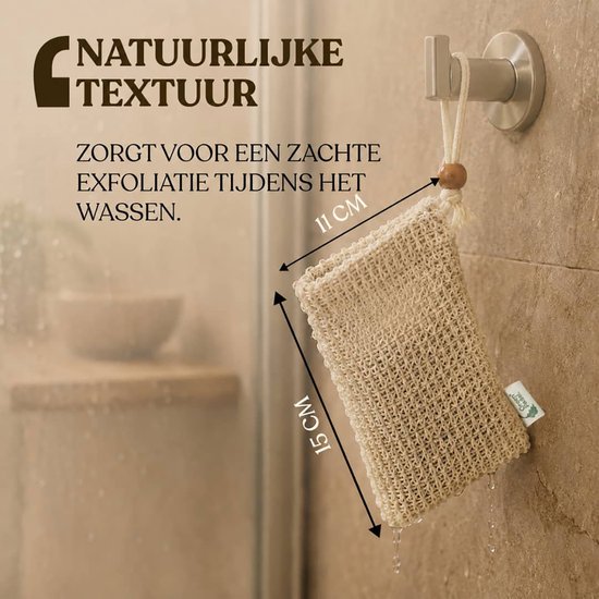Naturel sisal zeepzakje van 15x11 cm hangt aan een haakje, met een houten kraal.