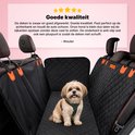 Un petit chien brun clair avec un harnais vert est assis sur une housse de voiture noire matelassée, entouré de sièges.