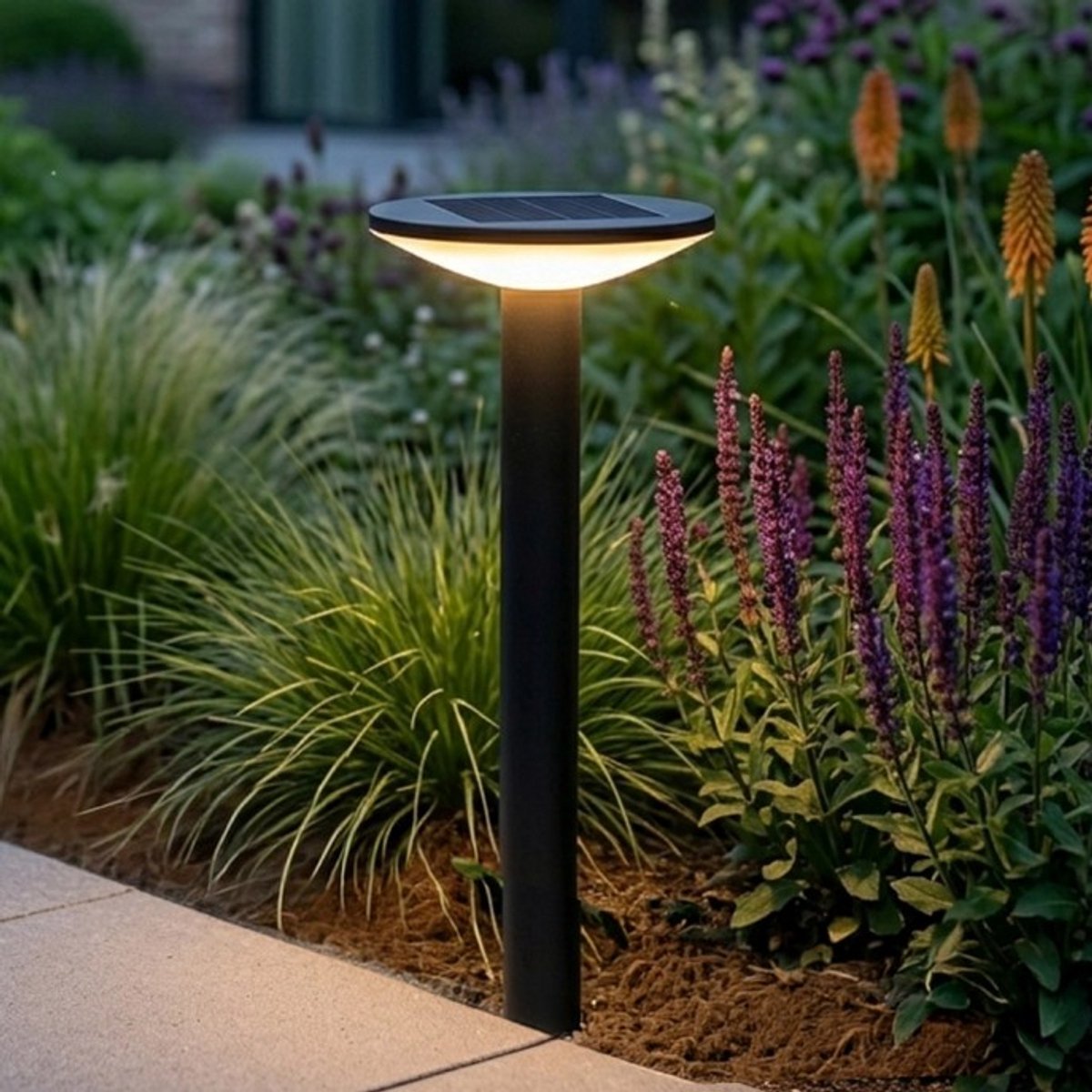 Solar staande lamp buiten 'Lyon' - Met bewegingssensor - USB C oplaadbaar - 2700K - 250 Lumen - IP44 - Zwart - Tuinverlichting op zonne-energie
