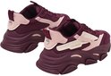 Zijaanzicht van bordeauxrode Steve Madden sneakers met roze en crèmekleurige accenten.