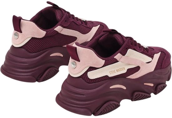 Zijaanzicht van bordeauxrode Steve Madden sneakers met roze en crèmekleurige accenten.