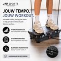 Vrouw met sneakers die op een zwarte AJ Sports trilplaat staat, met afstandsbediening en de tekst '99 snelheidsniveaus'.