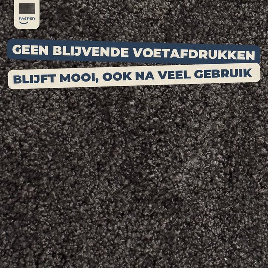 Donkergrijze badmat met shaggy textuur. Geen blijvende voetafdrukken, blijft mooi na veel gebruik.