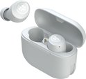 Witte JLab Go POP oordopjes, één in de open witte oplaadcase, één los.