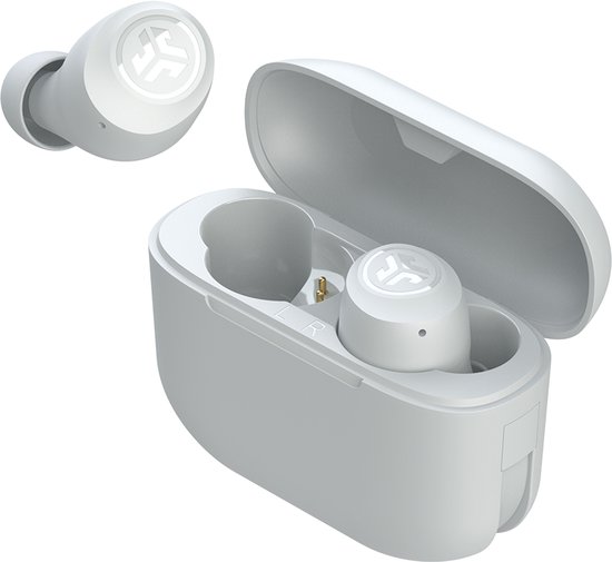 Witte JLab Go POP oordopjes, één in de open witte oplaadcase, één los.