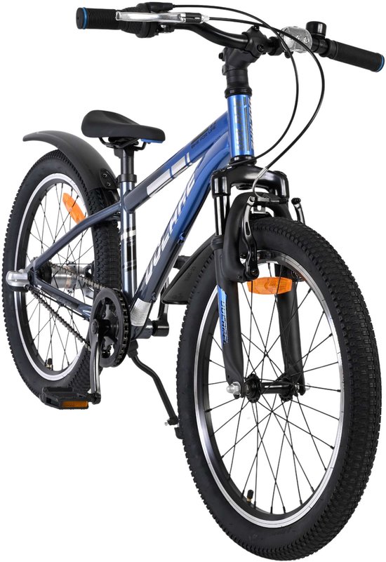 Blauwe en grijze kinderfiets met 20-inch wielen, zwarte banden en voorspatscherm.