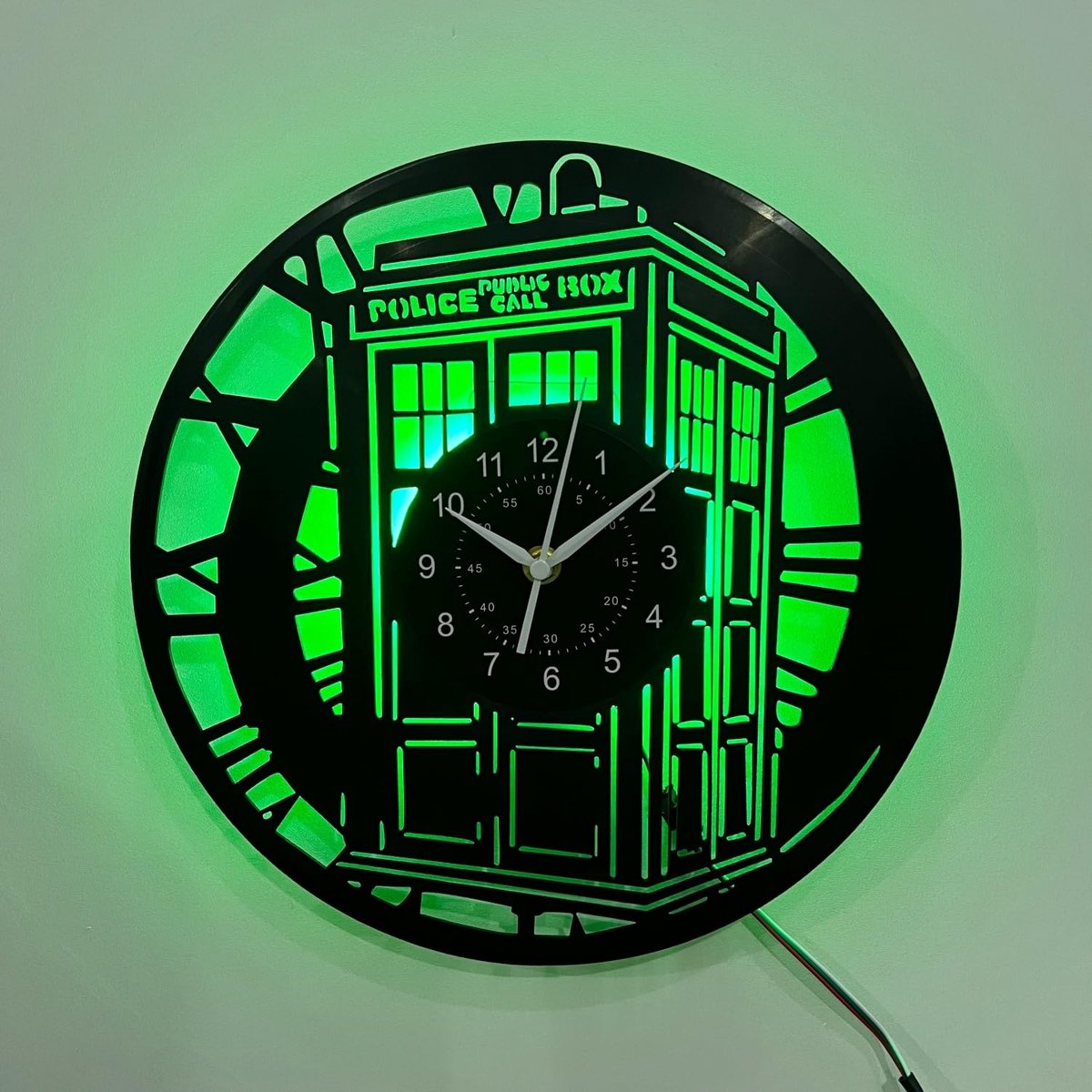 Wandklok LED vinyl - politiebox motief - achtergrondverlichting - sci-fi decoratie voor nostalgische fans - ShopVlot