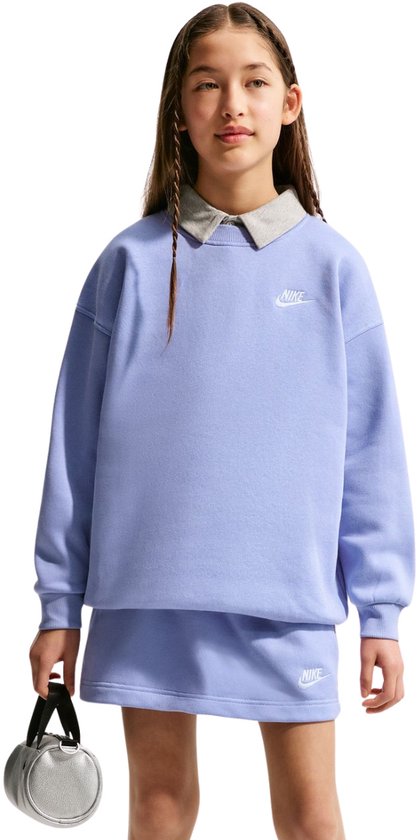 Fille portant un sweat-shirt Nike violet avec de petits logos blancs sur la poitrine et la jupe. Col gris. Elle porte un petit sac argenté.