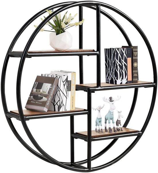 Zwart rond wandrek met metalen frame en vier houten planken, gedecoreerd met boeken, een vaas en decoraties.