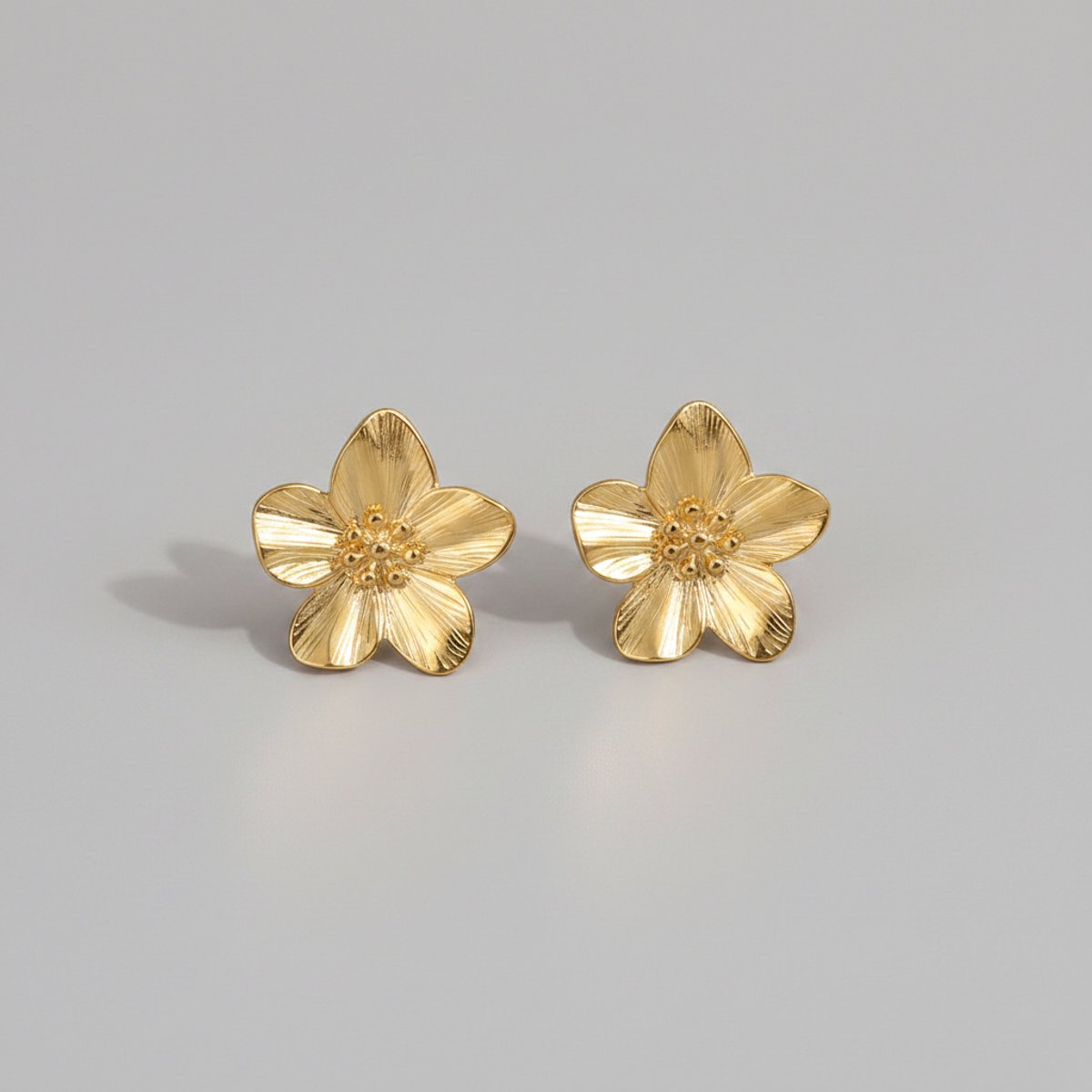 Bloem Oorbellen Dames – Goudkleurig – Roestvrij Staal – 3,2 x 3,2 cm