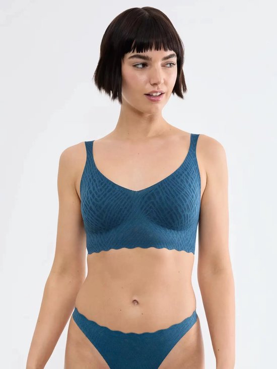 Blauwe bralette met visgraatpatroon en geschulpte rand, gedragen door een model.