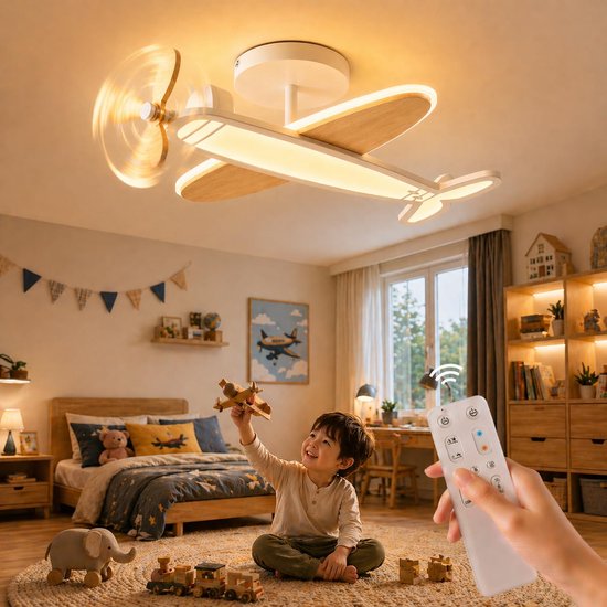 Jongen speelt met speelgoedvliegtuig in kinderkamer verlicht door vliegtuig plafondlamp met draaiende propeller.