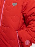 Detail van een rode jas met hartjes en het LOOXS little logo.