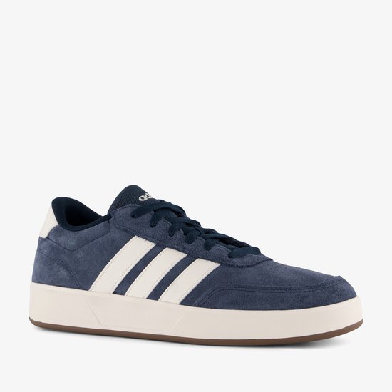 Donkerblauwe Adidas sneaker met crèmekleurige zool en witte strepen.