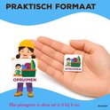 Kind met gele helm houdt een 'Opruimen'-kaart vast, naast een klein 'Opruimen'-pictogram in een hand.