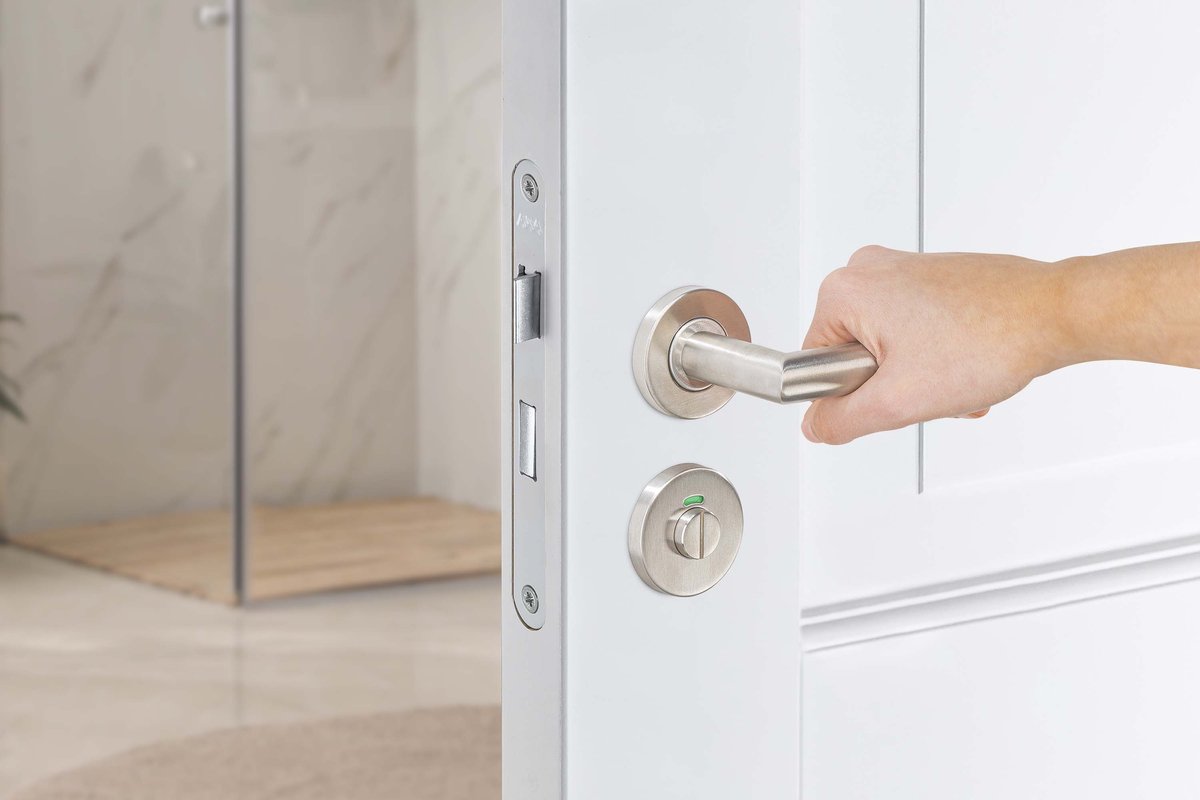 AXA Briton Klik Deurbeslagset Binnendeur - Kruk L geveerd - Ronde rozetten voor toilet en badkamer - RVS