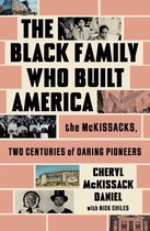 Boekomslag: 'The Black Family Who Built America, the McKissacks, Two Centuries of Daring Pioneers'. Met diverse zwart-witfoto's.