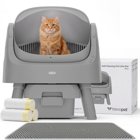 Litière grise autonettoyante TrevoPet avec un chat roux à l'intérieur. Inclut un tapis et des sacs poubelles.