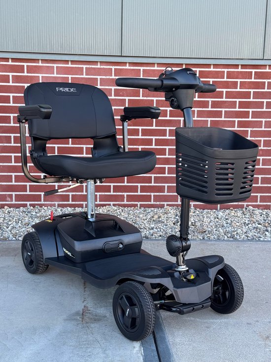 Zwarte opvouwbare scootmobiel, zijaanzicht met comfortabele zitting, armleuningen en mandje.