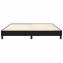 Een zwart boxspring frame met houten lattenbodem, staand op vier poten.