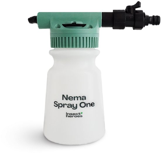 Witte drukfles met "Nema Spray One insect heroes" tekst en groen spuitpistool met regelknop.