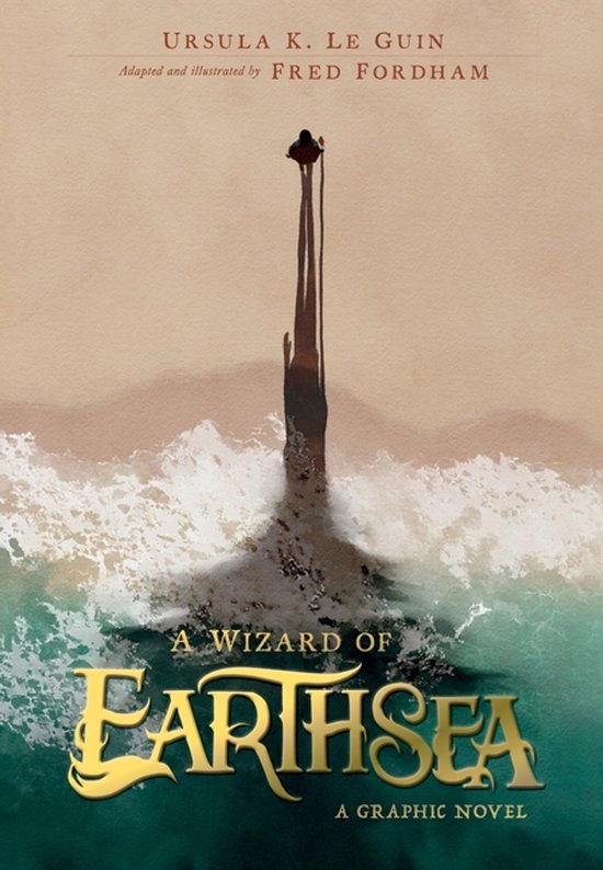 Boekomslag van "A Wizard of Earthsea: A Graphic Novel" door Ursula K. Le Guin, aangepast en geïllustreerd door Fred Fordham. Een figuur staat op een rots met een lange schaduw.