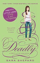 Boekcover van 'Deadly', een 'Pretty Little Liars' roman. Een pop met witte top en spijkerbroek staat op een felgroene achtergrond. Bovenin staat 'New York Times Bestselling Series' en 'Pretty Little Liars is nu een hit tv show'.