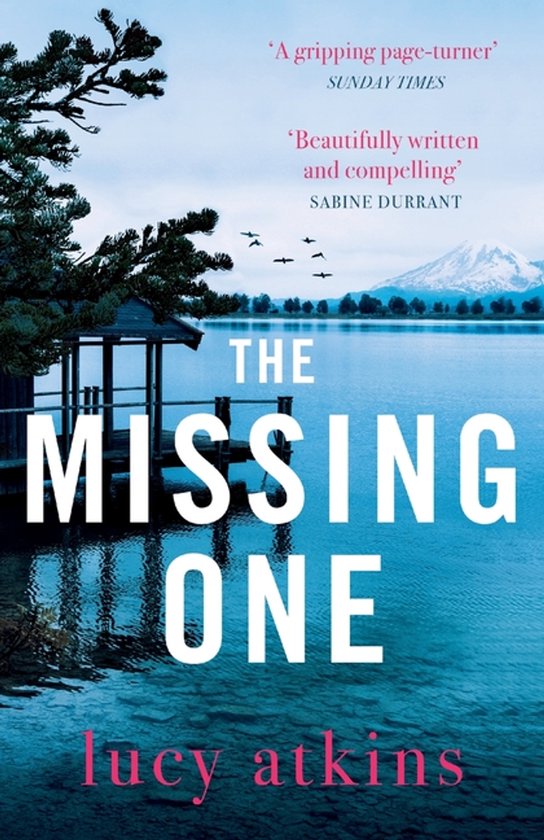 Boek kaft met de titel 'THE MISSING ONE' door Lucy Atkins. Een landschap met een meer, boothuis en besneeuwde berg op de achtergrond.