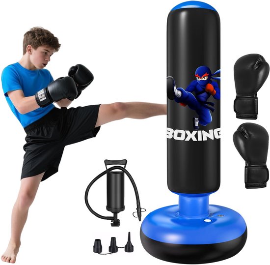 Jongen met bokshandschoenen trapt tegen een zwarte, opblaasbare bokszak met blauwe voet en ninja-afbeelding. Inclusief pomp en extra's.