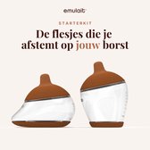 Twee babyflessen met bruine spenen, een klassieke en een borstvormige fles. Tekst: De flesjes die je afstemt op jouw borst.