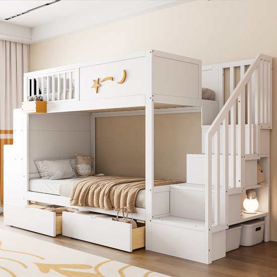 Wit stapelbed met trap en opbergvakken. Het bed is gedecoreerd met een ster. Het onderbed is opgemaakt met een deken.