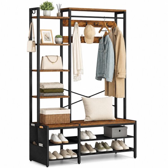 Industriële kapstok met schoenenrek en bankje. Houtkleurige planken, zwart metalen frame, met kleding en accessoires.