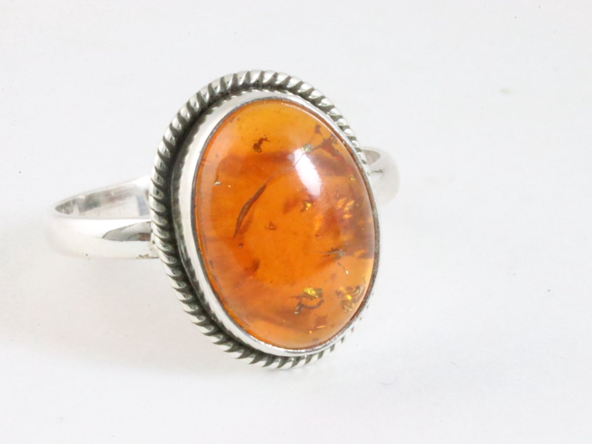 Bewerkte ovale zilveren ring met amber - maat 19.5