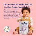 Een lachende baby houdt een blik Kabrita 2 opvolgmelk vast, met 'World's #1 Goat Milk Formula' cirkel.