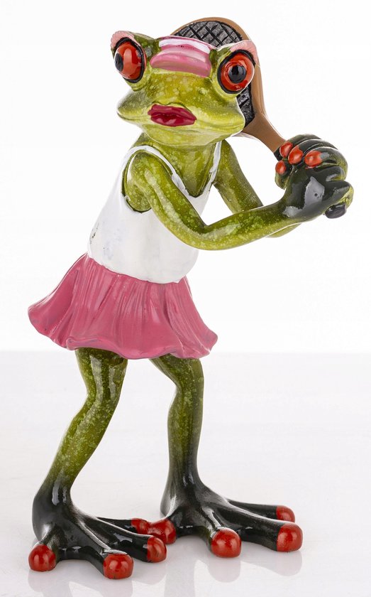 Groene kikker met rode lippen, witte tanktop en roze rok, met tennisracket. Rode ogen en roze hoofdband.