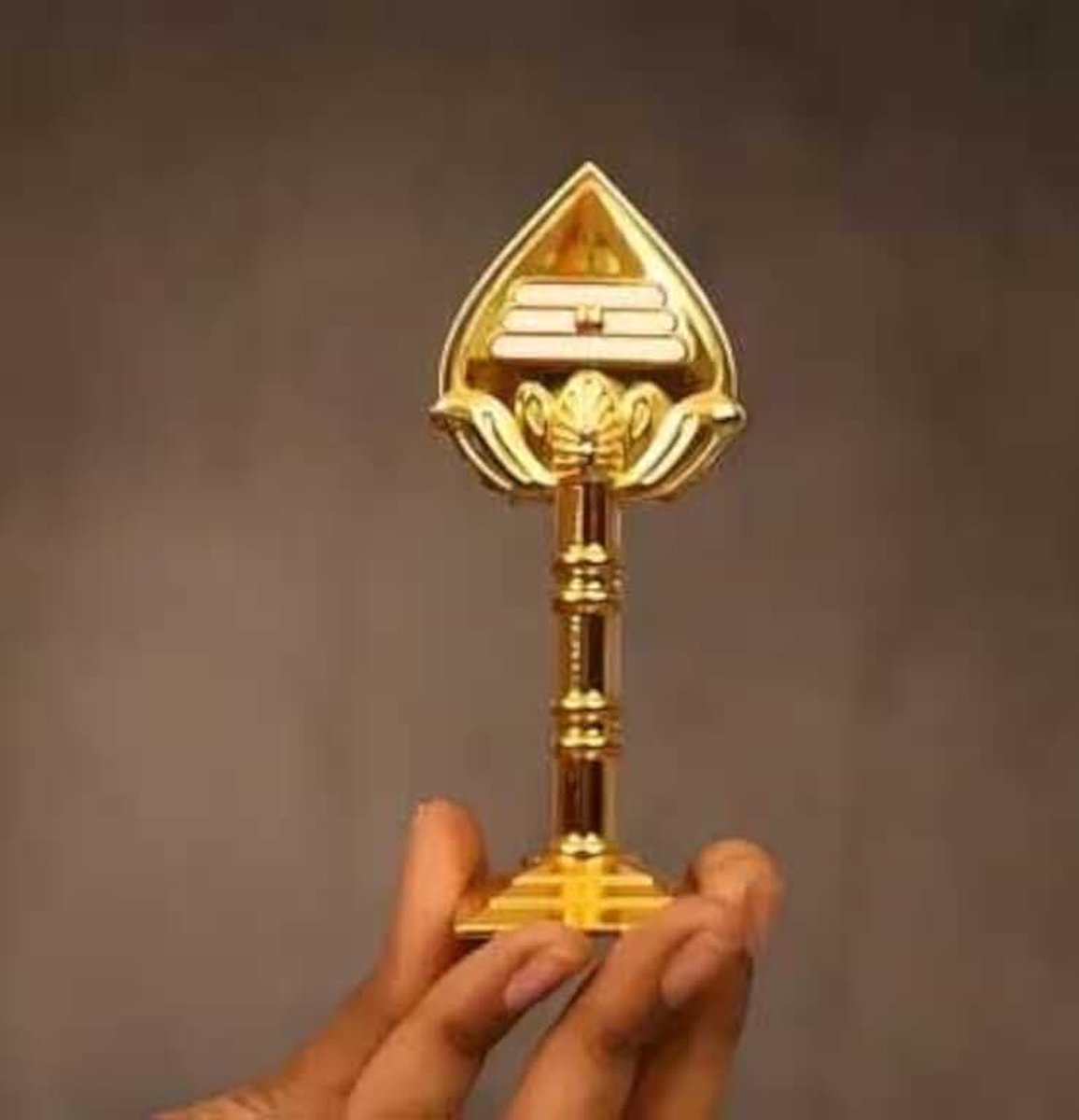 Metalen Sri Murugan Shanmugan Vel Idool Beeldje Voor Auto Dash Board Pooja Kamer en Kantoor Tafel Decoratief Goud Kleur Grootte - 10 cm