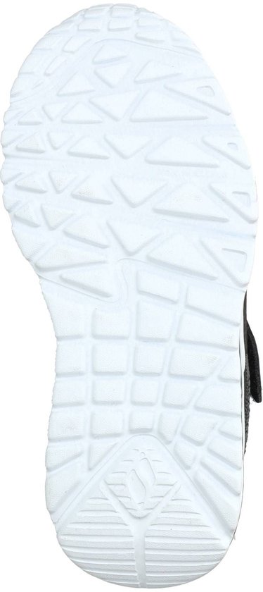 Witte buitenzool van een zwarte sneaker, met een geruit profiel en een Skechers logo in het midden.