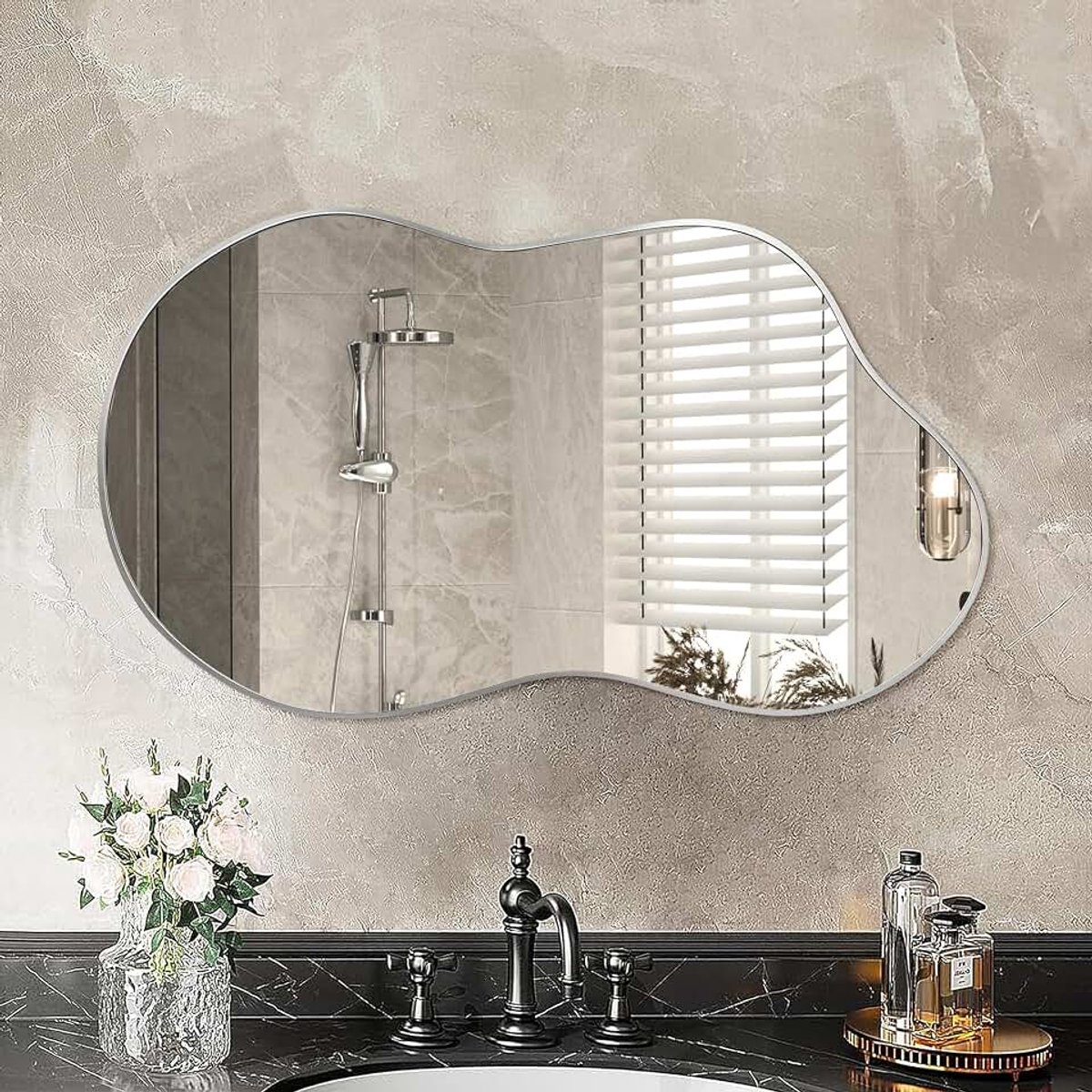 Wandspiegel, 60 x 90 cm, decoratieve spiegel in zwart met frame van aluminiumlegering, voor badkamer, slaapkamer, woonkamer, kleedkamer, entree
