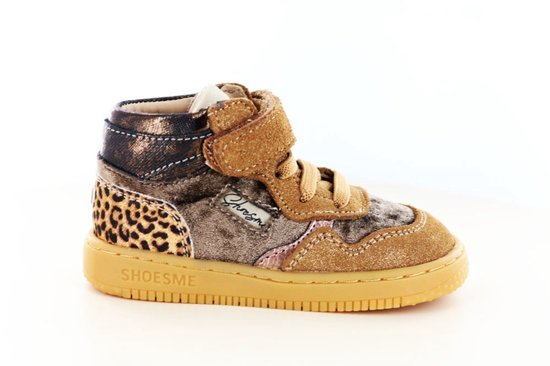 Beige/combinatie baby sneaker met luipaardprint, bruine zool en klittenbandsluiting.