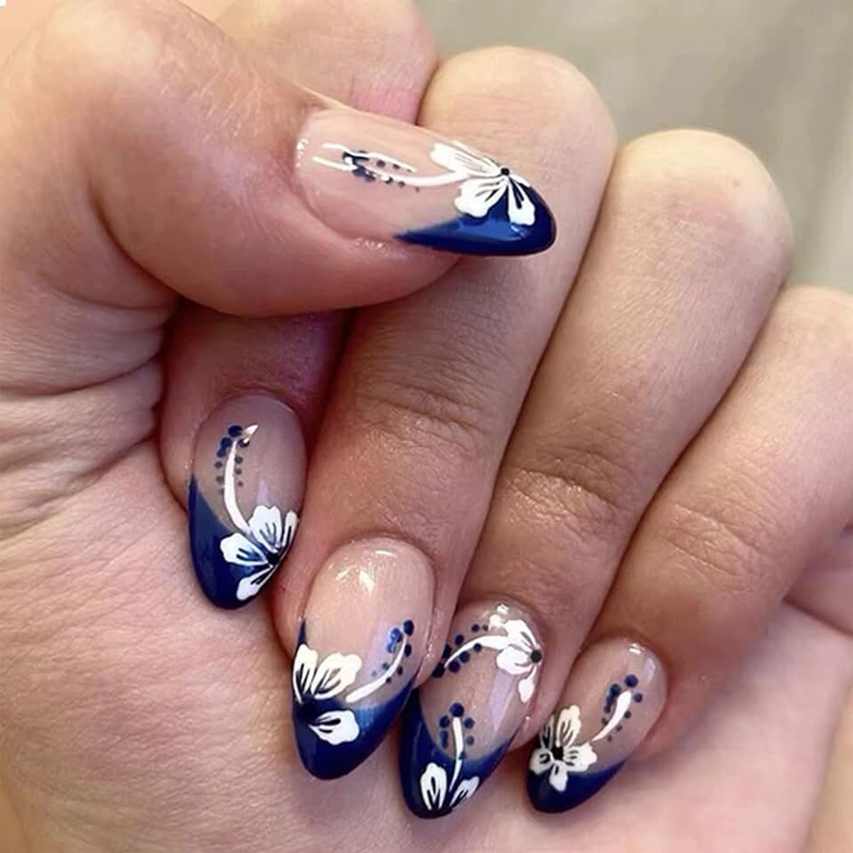 French Nails Press-on nagels 24 stuks roze acryl met witte bloemen blauwe punt