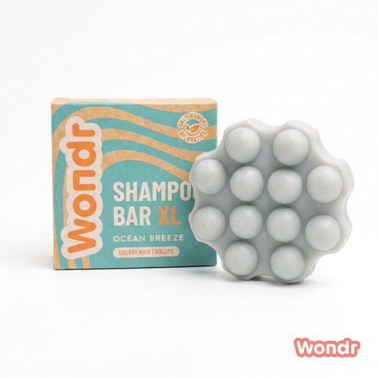 Barre de shampoing Wondr XL Ocean Breeze dans son emballage. Barre grise avec une texture à picots.