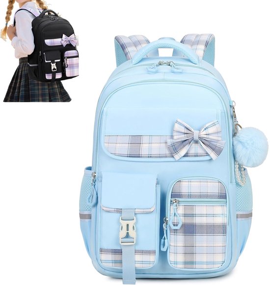 Lichtblauwe schooltas met ruitpatroon, strikdecoratie en blauwe pluizige sleutelhanger. Op de achtergrond draagt een meisje een zwarte schooltas.