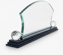 Glazen trofee op een zwarte voet met twee kristallen bollen, vanuit een schuine hoek.